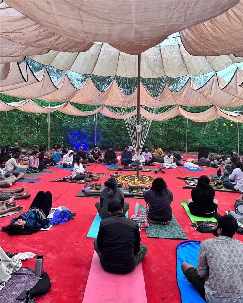 Arun and Semina facilitating a Nada Yoga sound bath session at justnow YOGA Prague — sacred sound healing and breathwork